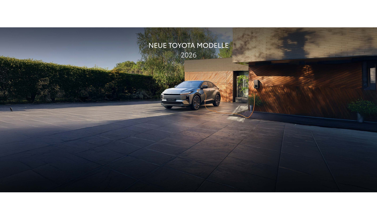 Toyota Elektro-SUV steht angeschlossen vor einer Häuserkulisse an einer Wallbox. Darüber ein Text: Neue Toyota Modelle 2026.
