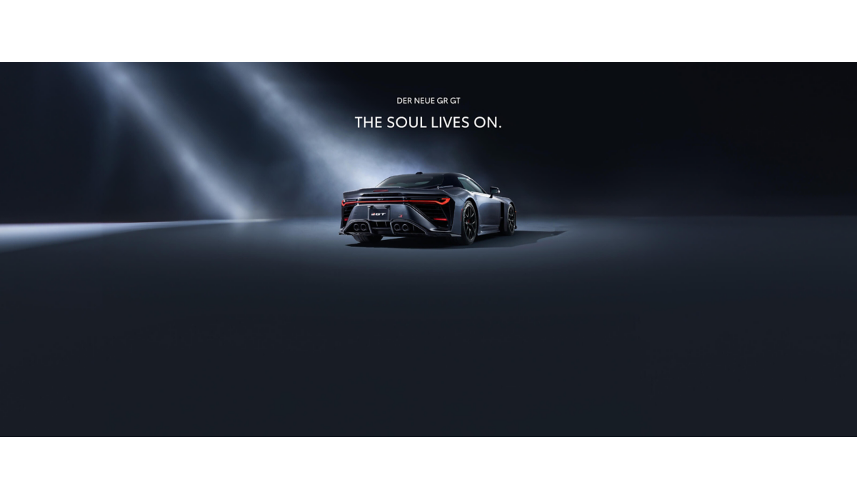Heckansicht des Toyota GR GT auf einer dunklen Bühne.