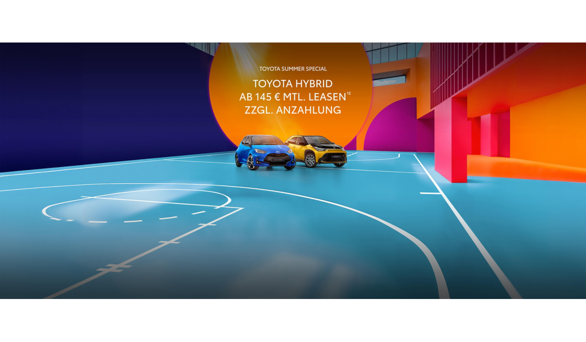 Blauer Toyota Yaris und gelber Toyota Aygo X stehen auf einem türkisfarbenen Basketballfeld vor farbenfroher Architektur mit großem orangefarbenem Kreis; darüber der Text „Toyota Summer Special – Toyota Hybrid ab 145 €¹² monatlicher Leasingrate“