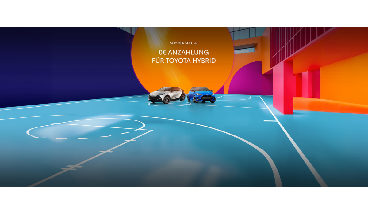 Toyota Hybridmodelle auf einem farbenfrohen Sportplatz mit dem Hinweis auf das Toyota Summer Special und Leasing ohne Anzahlung.