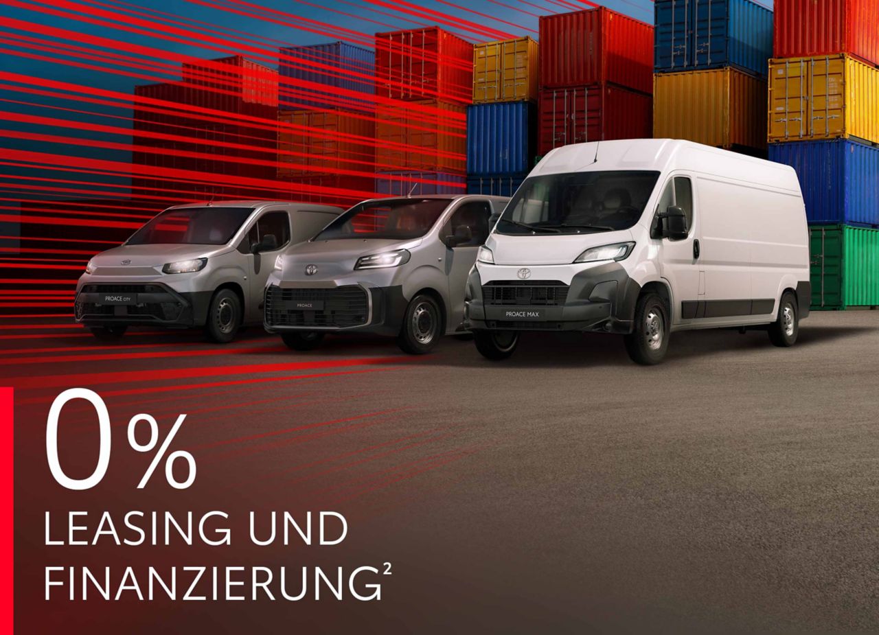 Der Toyota Proace Max, Proace und ein Proace City schräg von vorn auf einem Parkplatz, umgeben von Stapeln aus bunten Containern