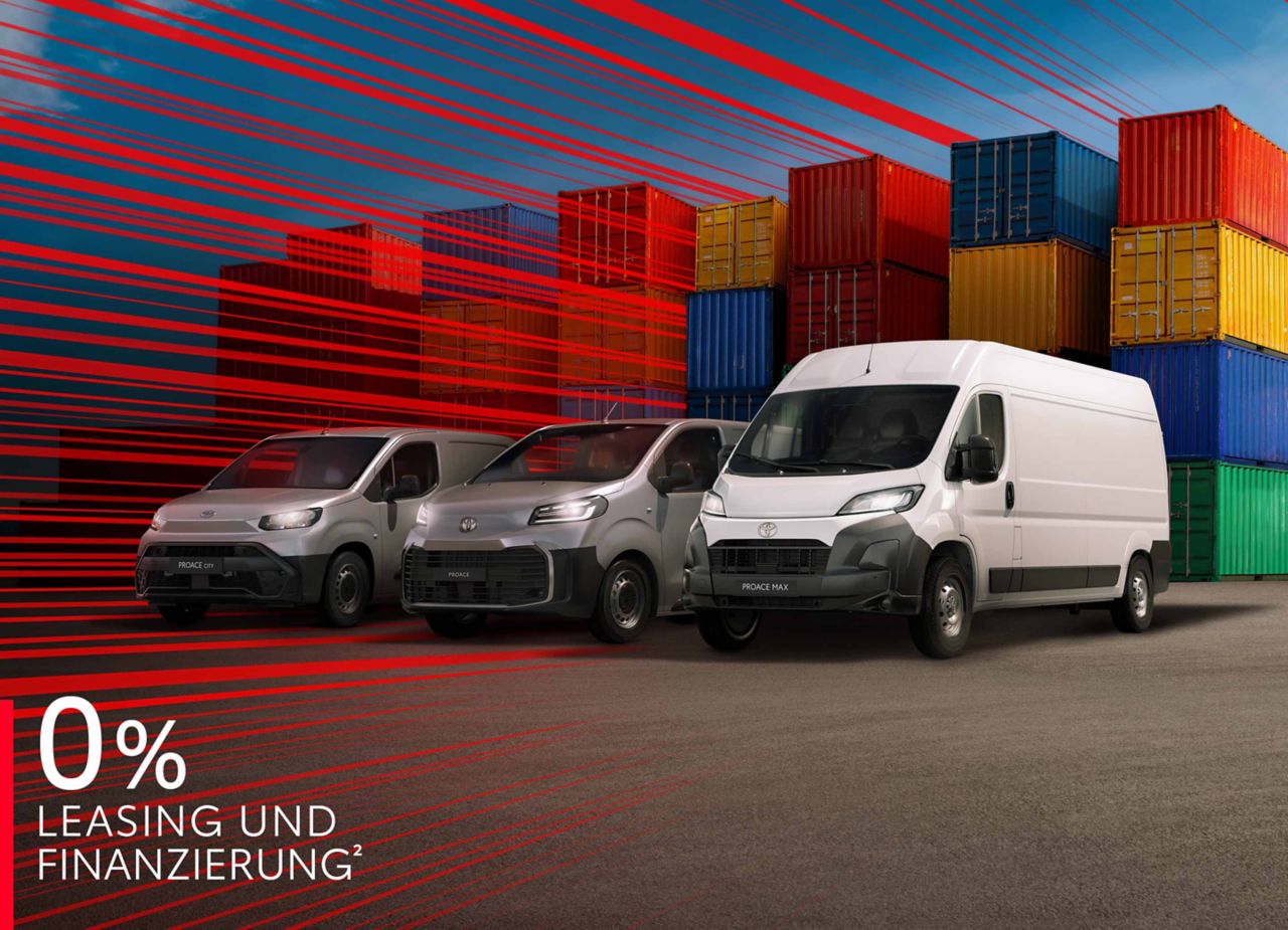 Der Toyota Proace Max, Proace und ein Proace City schräg von vorn auf einem Parkplatz, umgeben von Stapeln aus bunten Containern