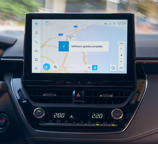 Nahaufnahme eines Multimediageräts auf dessen Bildschirm die Navigation angezeigt wird mit einer Bestätigung, dass ein Update gemacht wurde..