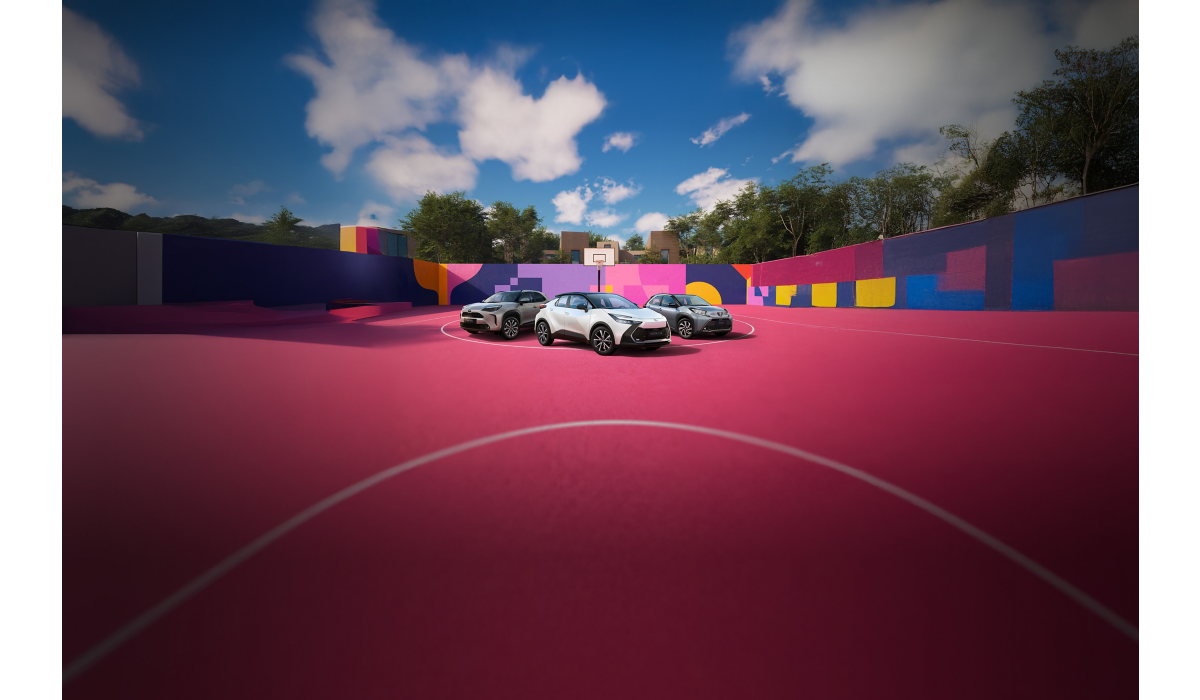 Drei Fahrzeuge von Toyota stehen auf einem pinken Basketballfeld. Die Wände sind in bunten Formen bemalt.