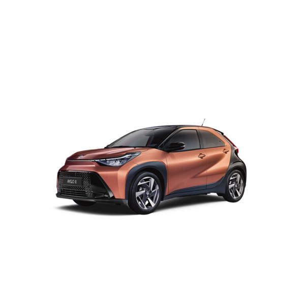 Ein weißer Toyota Aygo X in einer diagonalen Frontansicht vor einem weißen Hintergrund