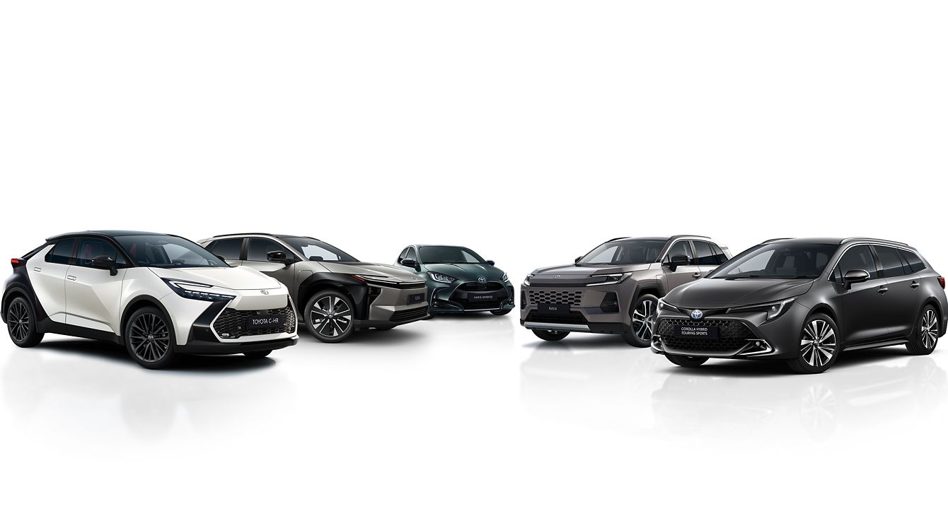 Eine Reihe verschiedener Toyota-Fahrzeuge, darunter ein schwarzer C-HR, ein weißer SUV und eine dunkle Limousine vor neutralem Hintergrund