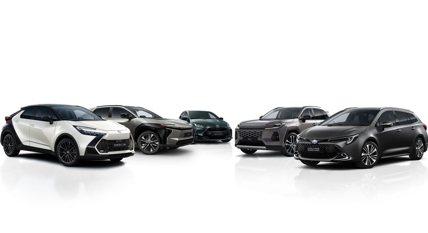 5 Modelle von Toyota stehen in einem Kreis nebeneinander vor einem transparentem Hintergrund