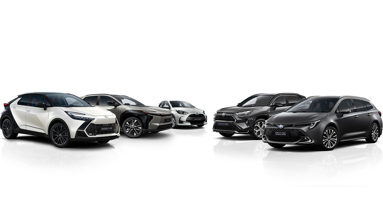 5 Modelle von Toyota stehen in einem Kreis nebeneinander vor einem transparentem Hintergrund