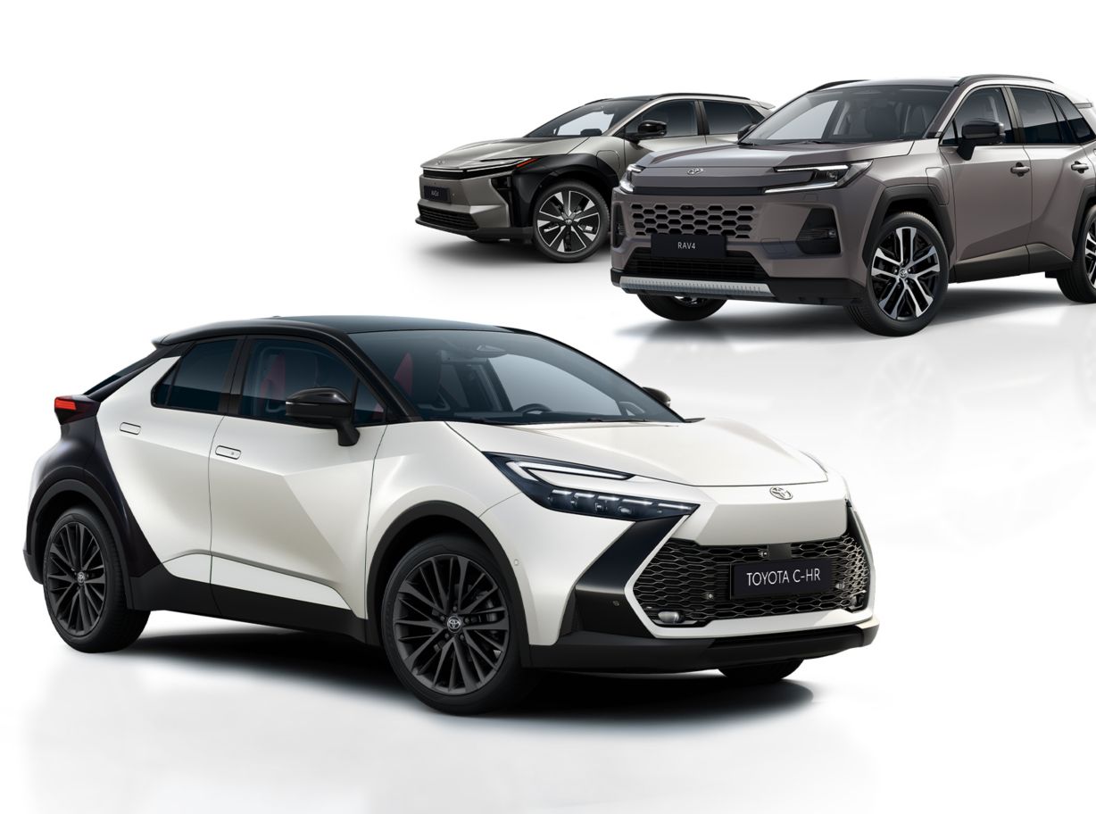 5 Modelle von Toyota stehen in einem Kreis nebeneinander vor einem transparentem Hintergrund