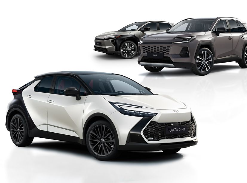 Eine Reihe verschiedener Toyota-Fahrzeuge, darunter ein schwarzer C-HR, ein weißer SUV und eine dunkle Limousine vor neutralem Hintergrund