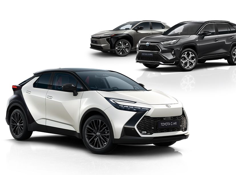 5 Modelle von Toyota stehen in einem Kreis nebeneinander vor einem transparentem Hintergrund