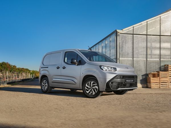 Toyota Proace City als Nutzfahrzeug mit E-Antrieb vor einem Gewächshaus