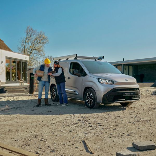 Toyota Proace City 2025 exterieur rechts schuin voor met bouwvakkers