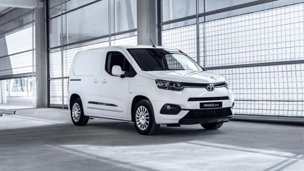 TOYOTA PROACE CITY LIDEREM SEGMENTU KOMBIVANÓW