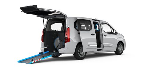 Silberner Proace City Verso Mobil steht seitlich auf transparentem Hintergrund