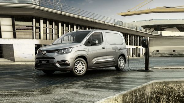 Toyota Proace Electric podłączona do ładowarki