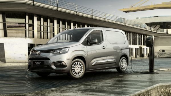 Toyota Proace Electric podłączona do ładowarki