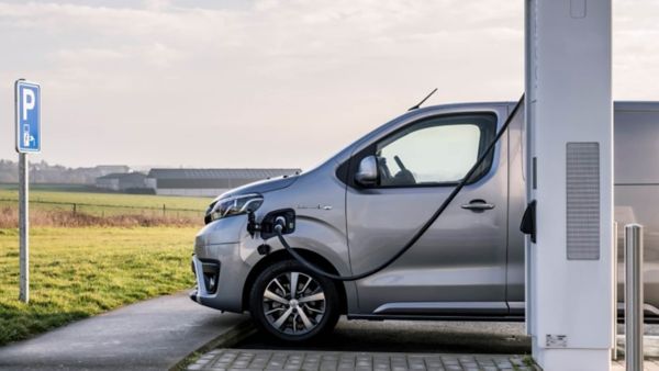 Ładowanie samochodu elektrycznego Toyota Proace