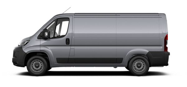 Seitenansicht des grauen Toyota Proace Max vor neutralem Hintergrund