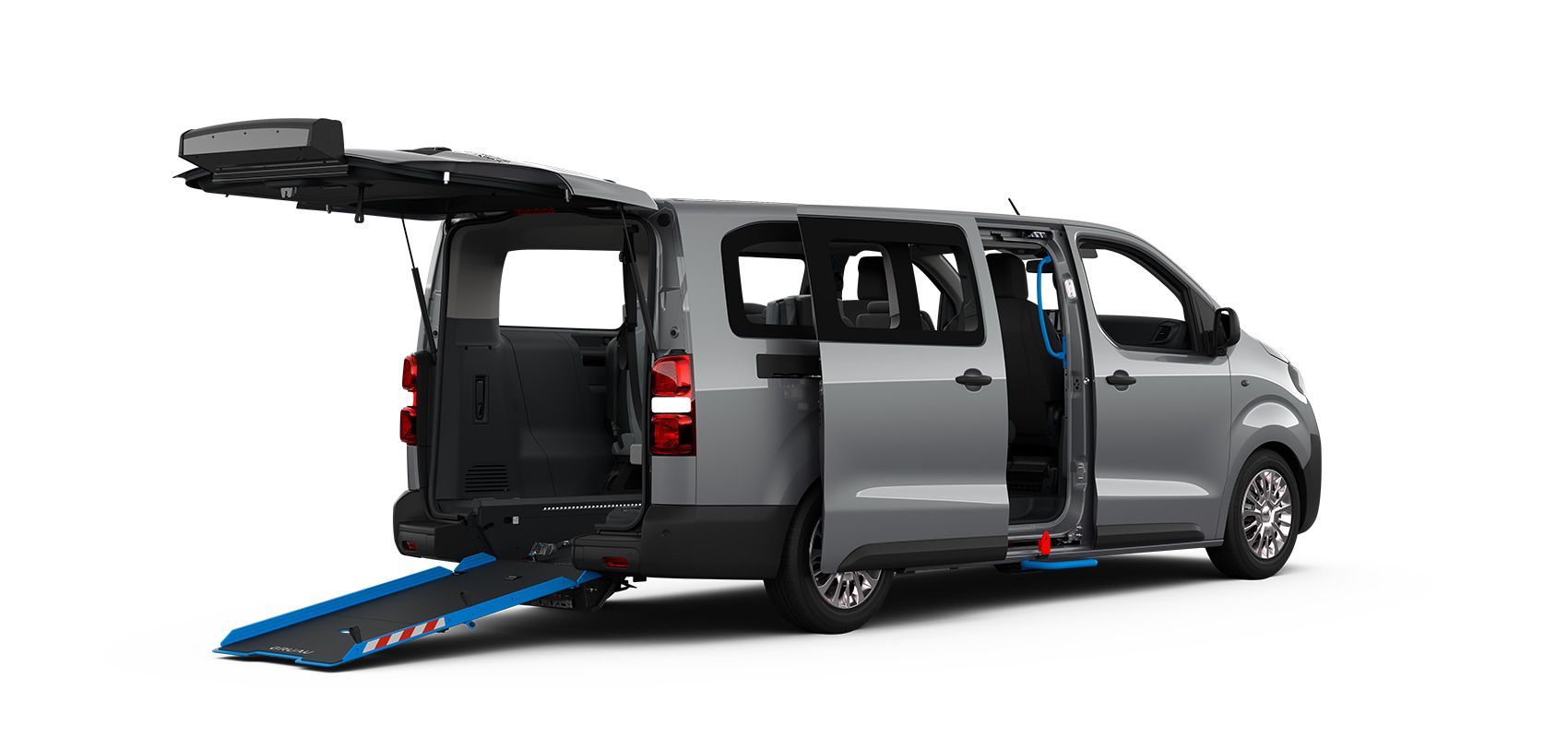 weißer Aygo X steht im 40 Grad nach rechts zur Kamera gedreht vor einem neutralen Hintergrund