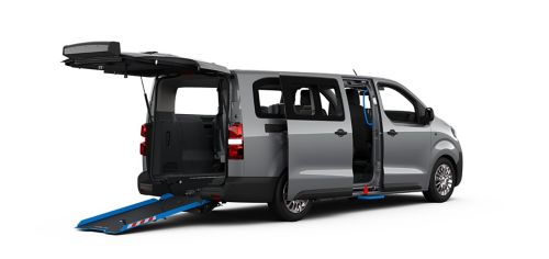 Silberner Proace Verso Mobil steht seitlich auf transparentem Hintergrund.