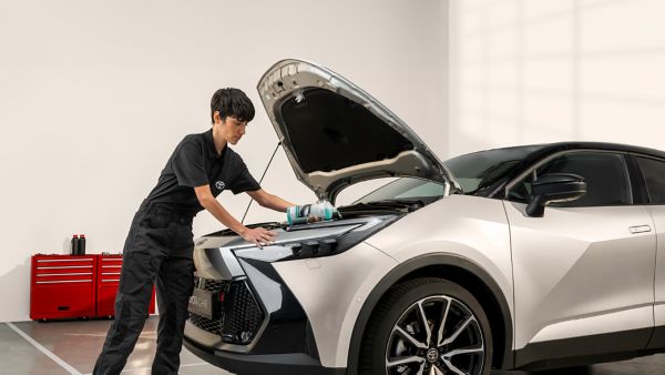 Toyota monteur vult olie bij