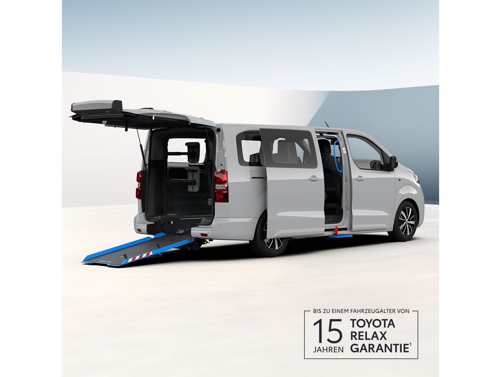 weißer Aygo X steht im 40 Grad nach rechts zur Kamera gedreht vor einem neutralen Hintergrund