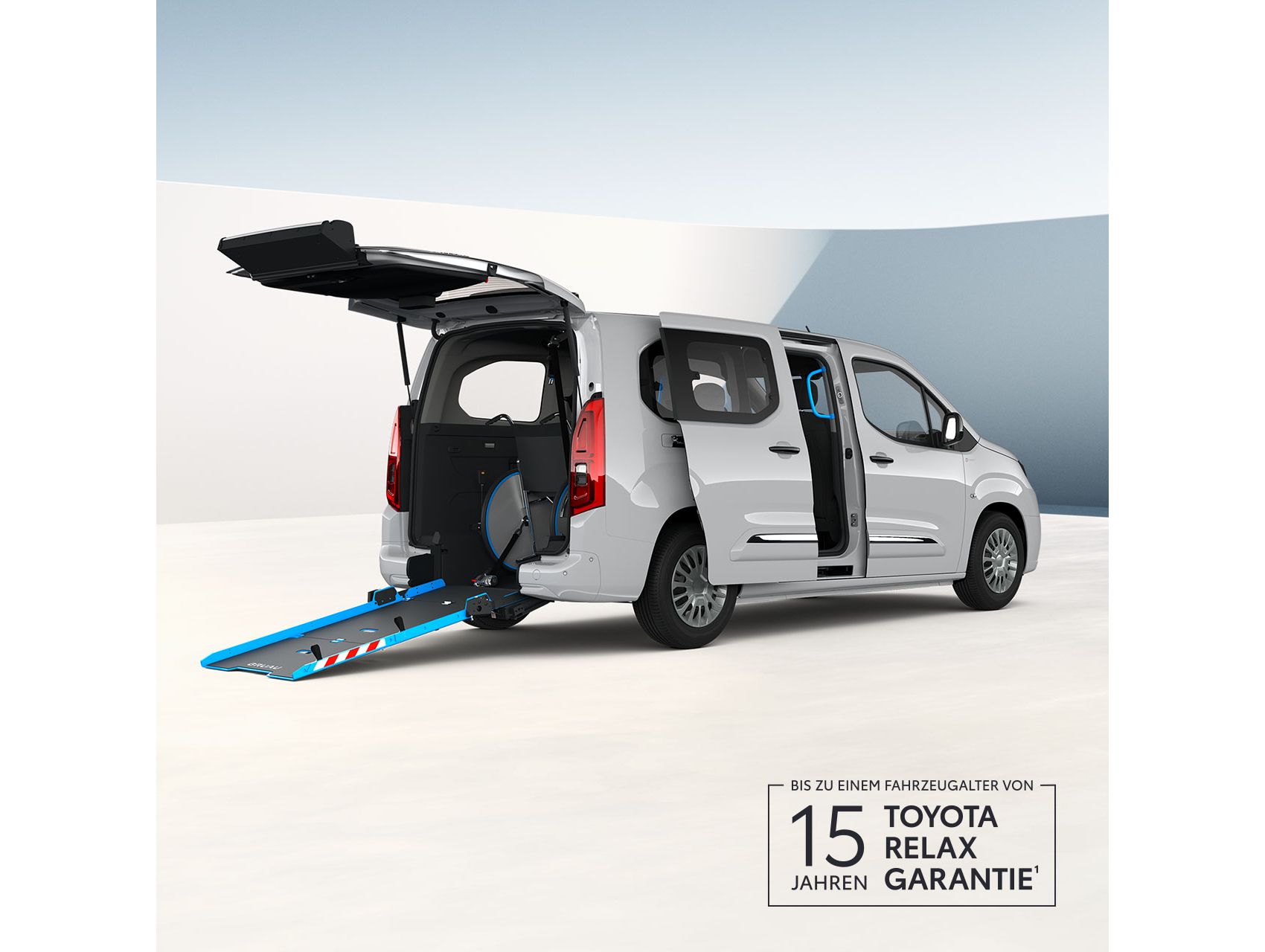 weißer Aygo X steht im 40 Grad nach rechts zur Kamera gedreht vor einem neutralen Hintergrund