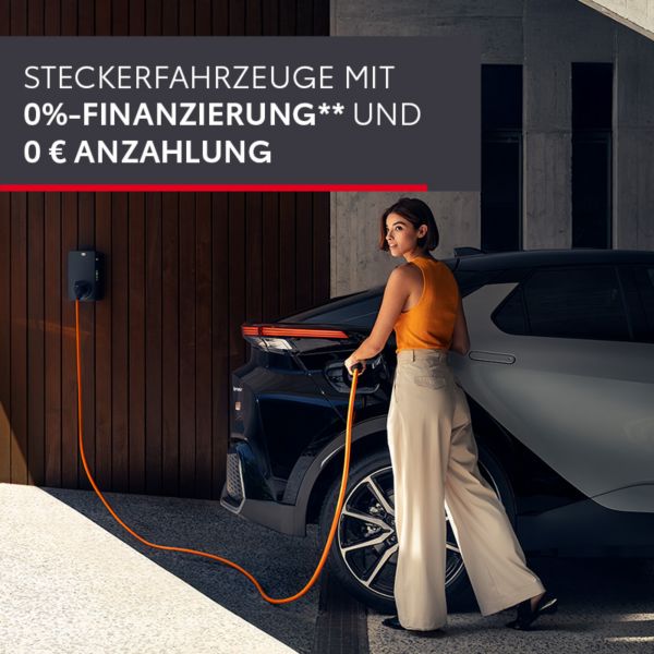 Eine Frau steckt den Ladestecker in einen grau-schwarzen Toyota C-HR, im Hintergrund eine Wallbox, Bildtext: „STECKERFAHRZEUGE MIT 0%-FINANZIERUNG“