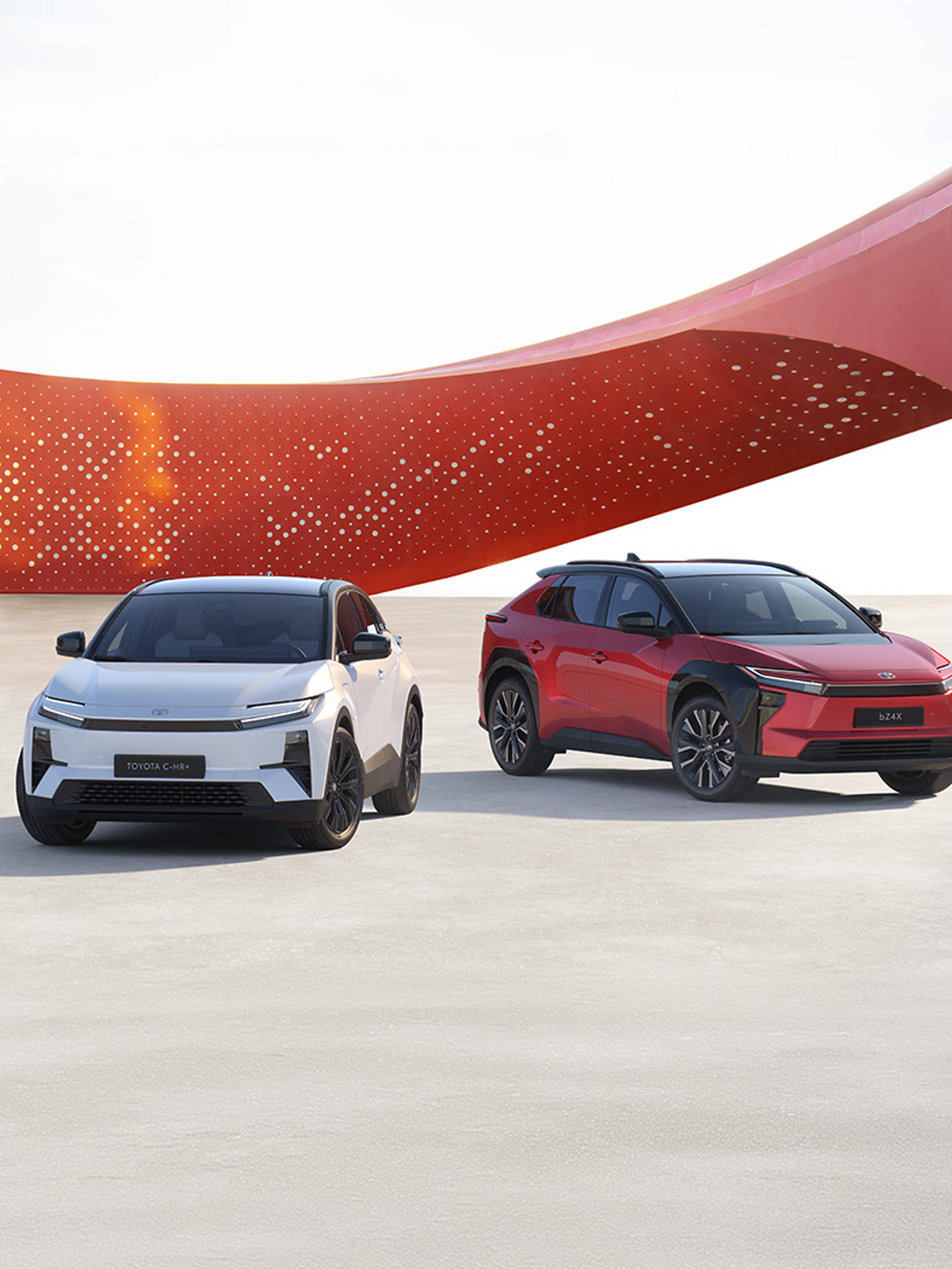 Toyota C-HR+ und Toyota bZ4X in der Frontalansicht. 