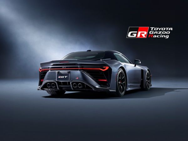 Das Heck des neuen GR GT mit markanten, roten Bremslichtern, vier Auspuffrohren und Belüftungsschlitzen unterstreicht die Sportlichkeit des Autos. Im oberen rechten Bildrand steht das rote Logo von Toyota Gazoo Racing.