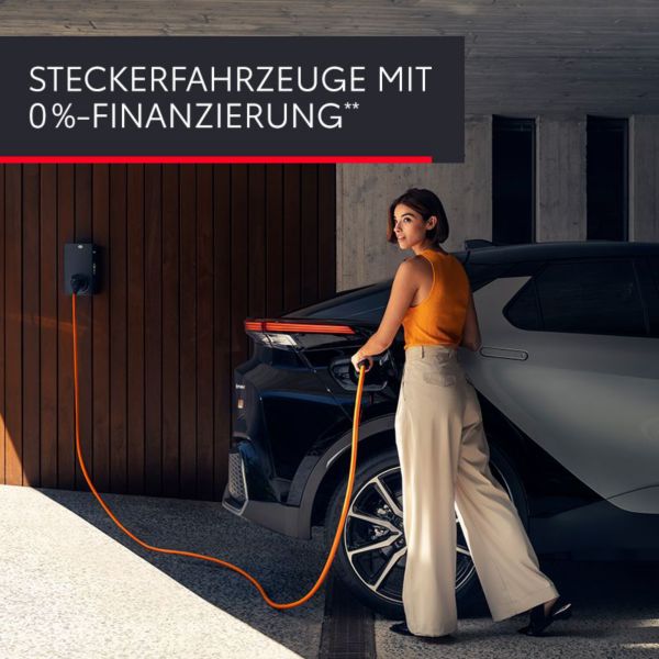 Frau steht neben einem C-HR