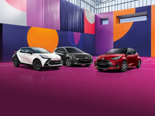 Ein weißer Toyota C-HR, ein grauer Corolla und ein roter Aygo X stehen auf einem pinken Basketballplatz