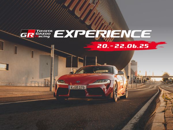 roter Toyota Supra fährt im Sonnenuntergang über eine Rennstrecke, mit der Aufschrift "GR Experience, 20. bis 22. Oktober 2025"