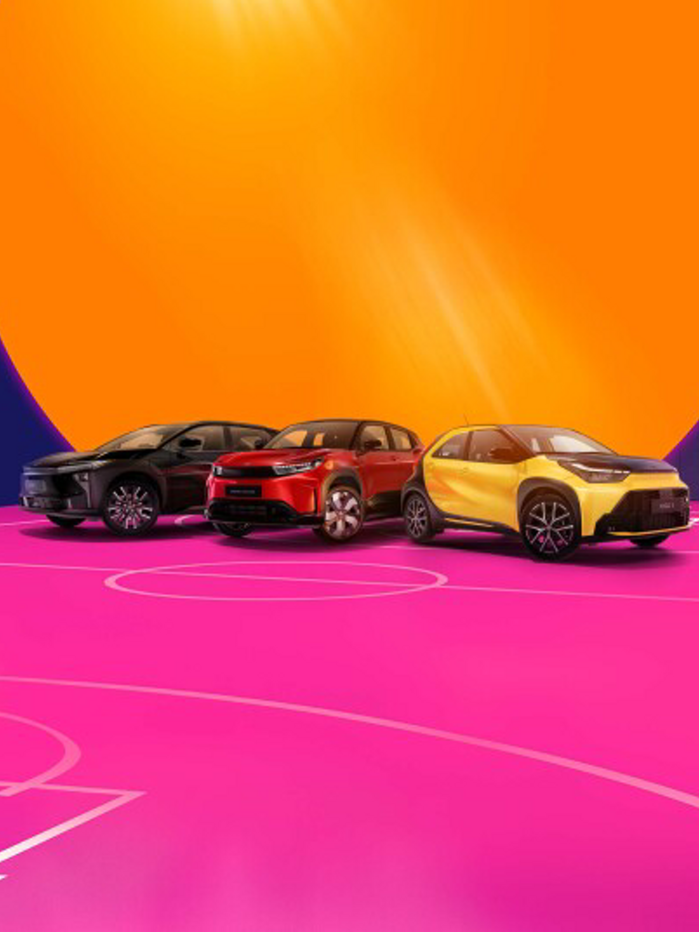 Drei Fahrzeuge von Toyota stehen auf einem pinken Basketballfeld. Die Wände sind in bunten Formen dekoriert.