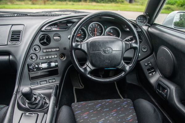 toyota-supra-2011-interieur-dashboard-front-lp