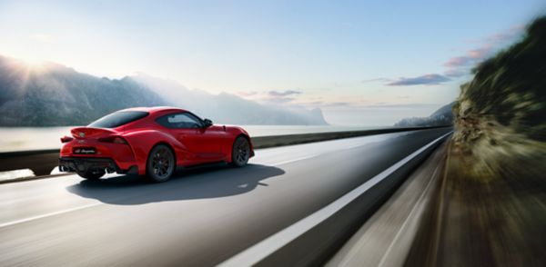 Toyota Supra exterieur driekwart rechtsachter rood