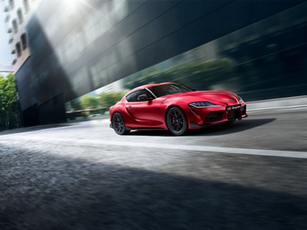 Toyota Supra exterieur driekwart rechtsvoor rood