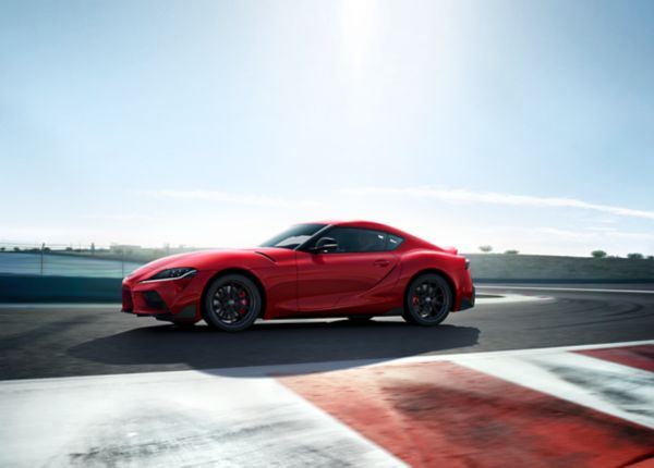 Toyota Supra exterieur zijkant rood