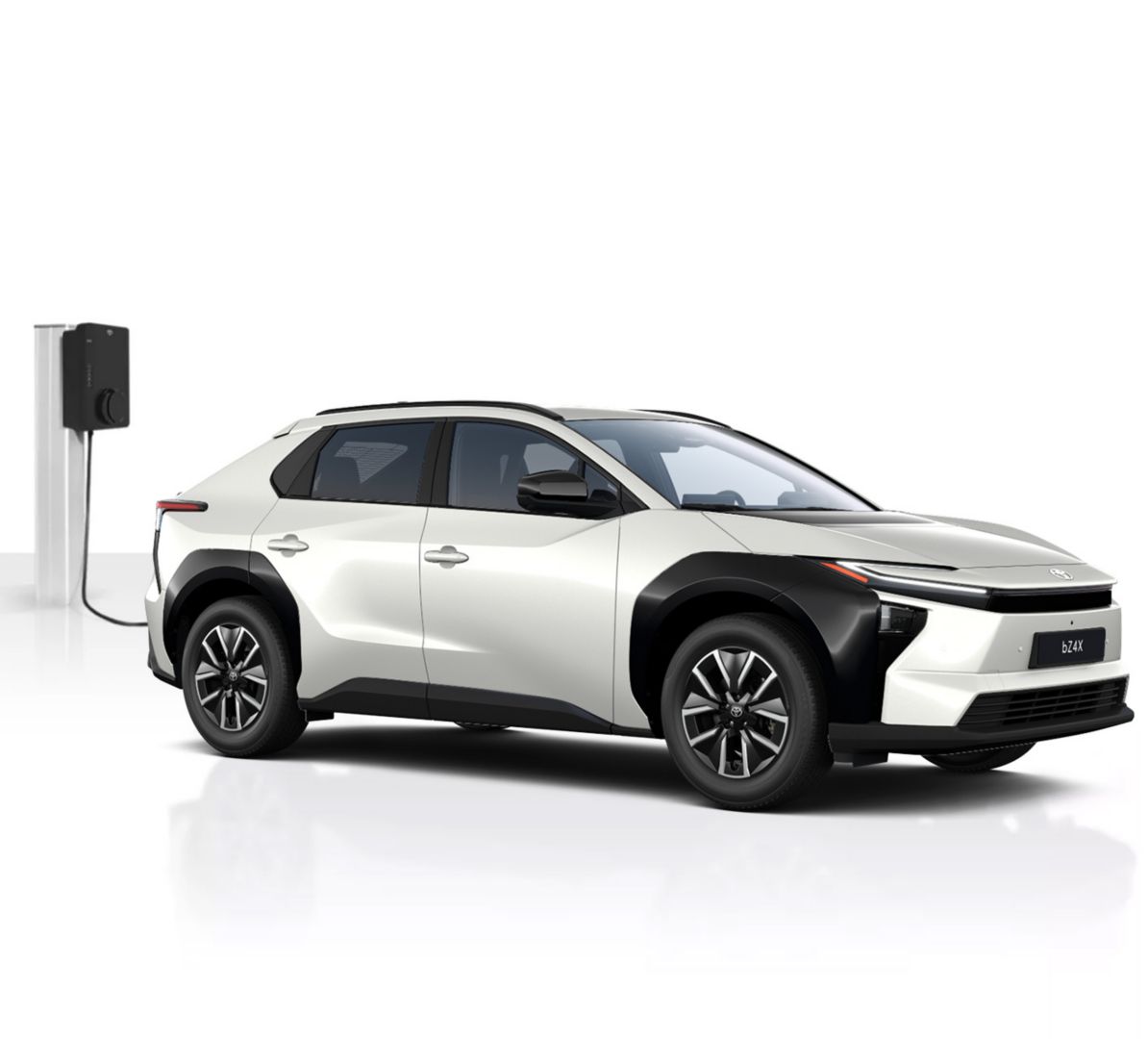 Weißer Elektro-SUV von Toyota steht diagonal zur Kamera vor neutralem Hintergrund. Das Auto ist an eine Ladesäule angeschlossen