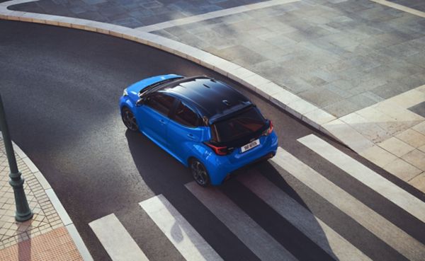 Modrá Toyota Yaris počas jazdy na ceste