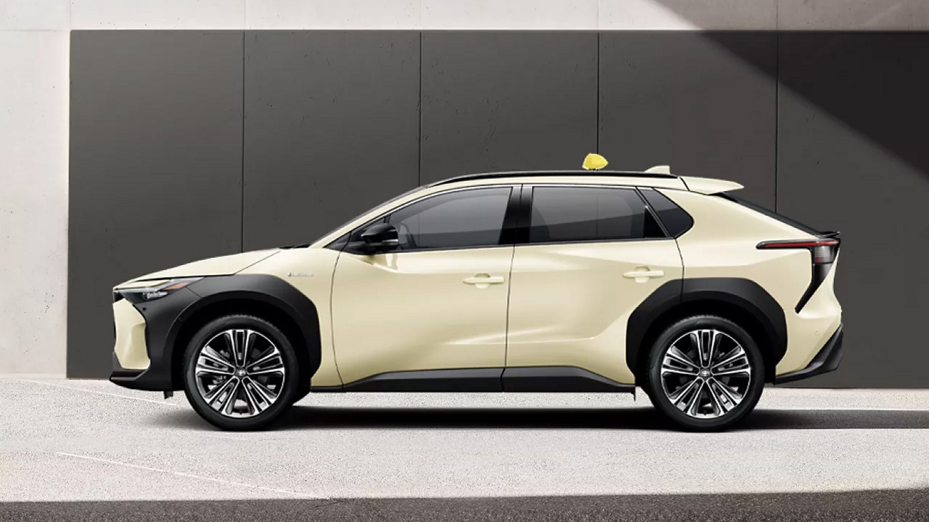 Ein Toyota bZ4X als Taxi vor einer Betonwand.