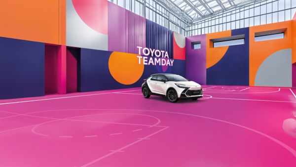 Ein weißer Toyota C-HR steht auf einem pinken Basketballplatz mit dem Schriftzug "Toyota Teamday"