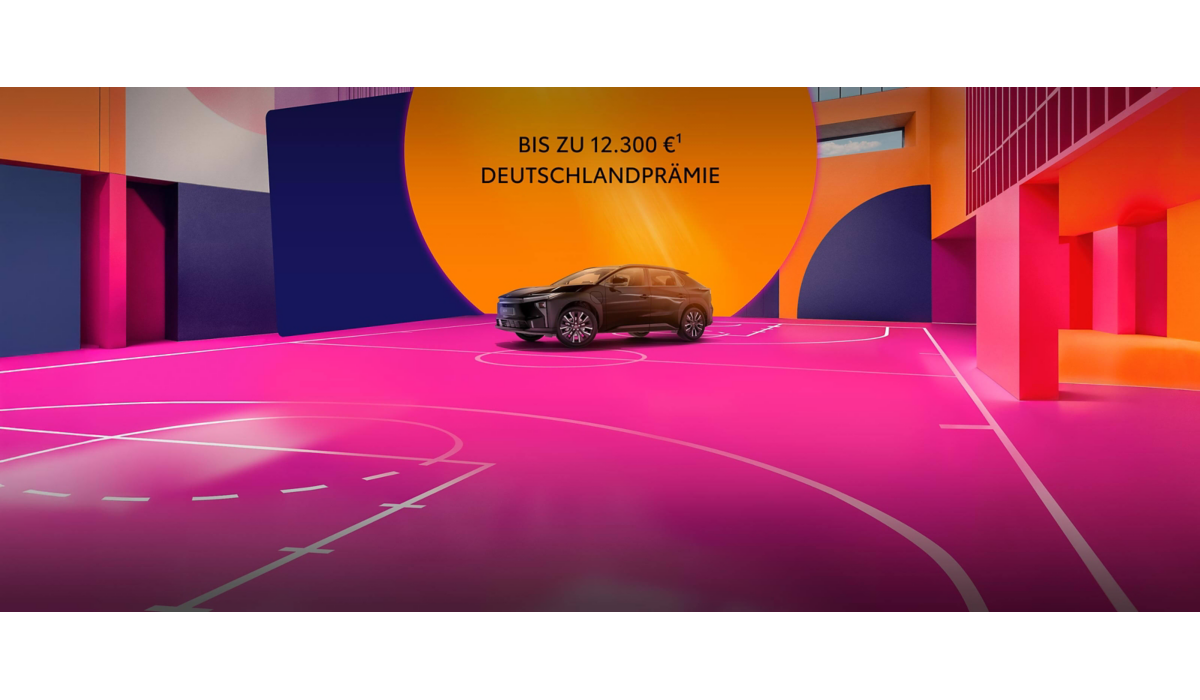 Ein Fahrzeug von Toyota steht auf einem pinken Basketballfeld vor einer orangenen Kugel. Die Wände sind in bunten Formen bemalt.