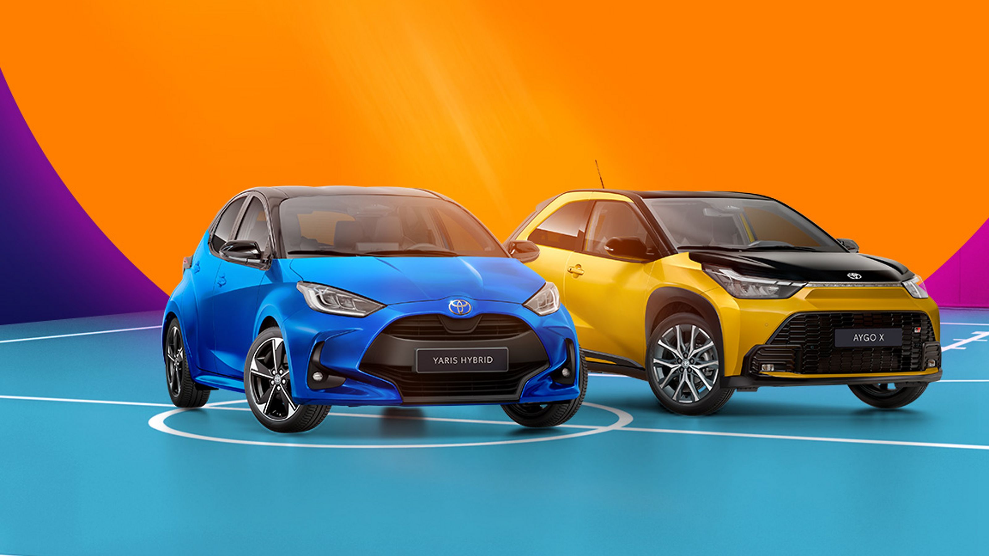 Blauer Toyota Yaris und gelber Toyota Aygo X auf einem türkisfarbenen Basketballfeld vor farbenfroher Architektur mit großem orangefarbenem Kreis.