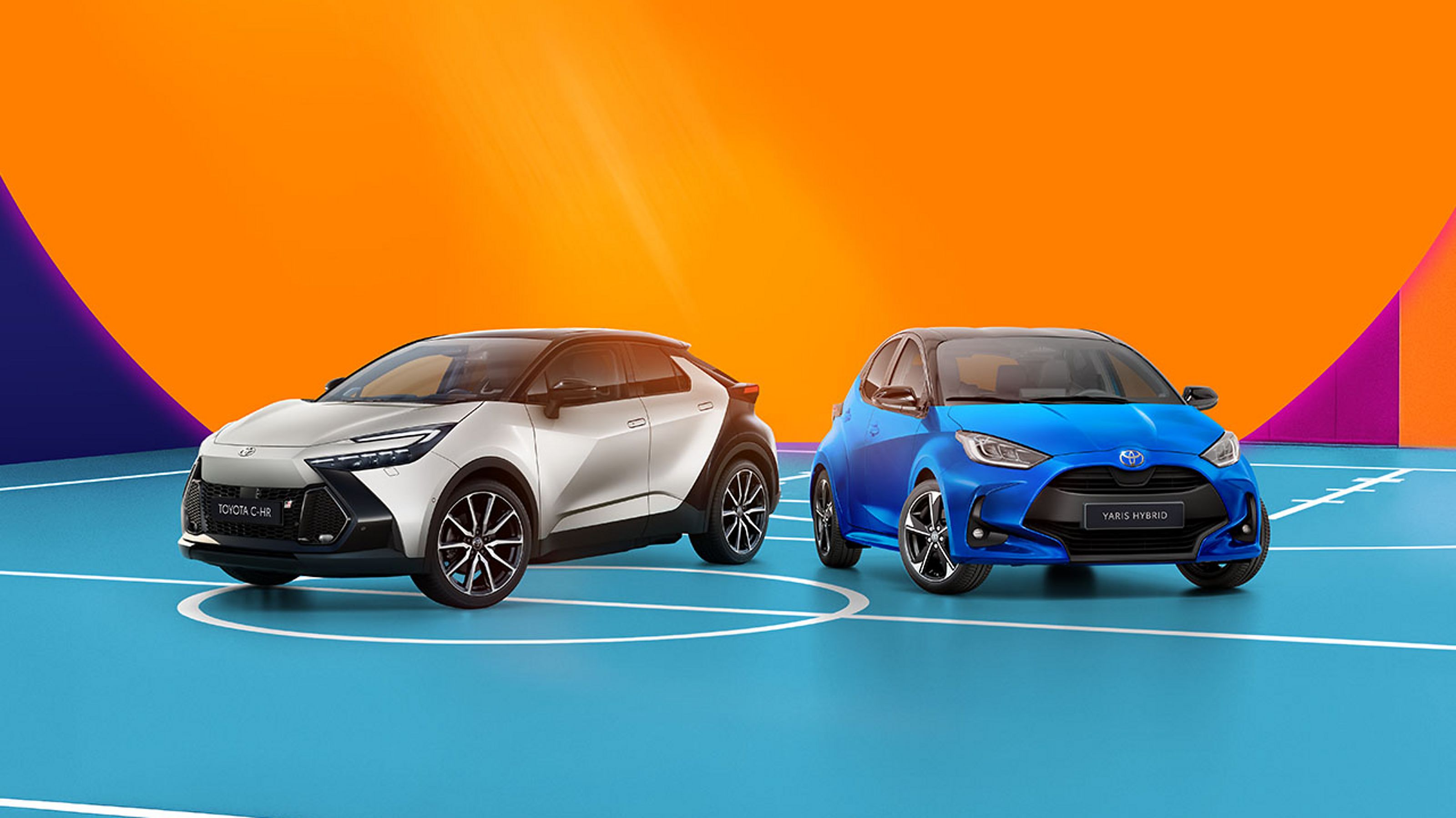 Toyota Yaris Hybrid und Toyota Yaris Cross Hybrid vor farbenfrohem Hintergrund.