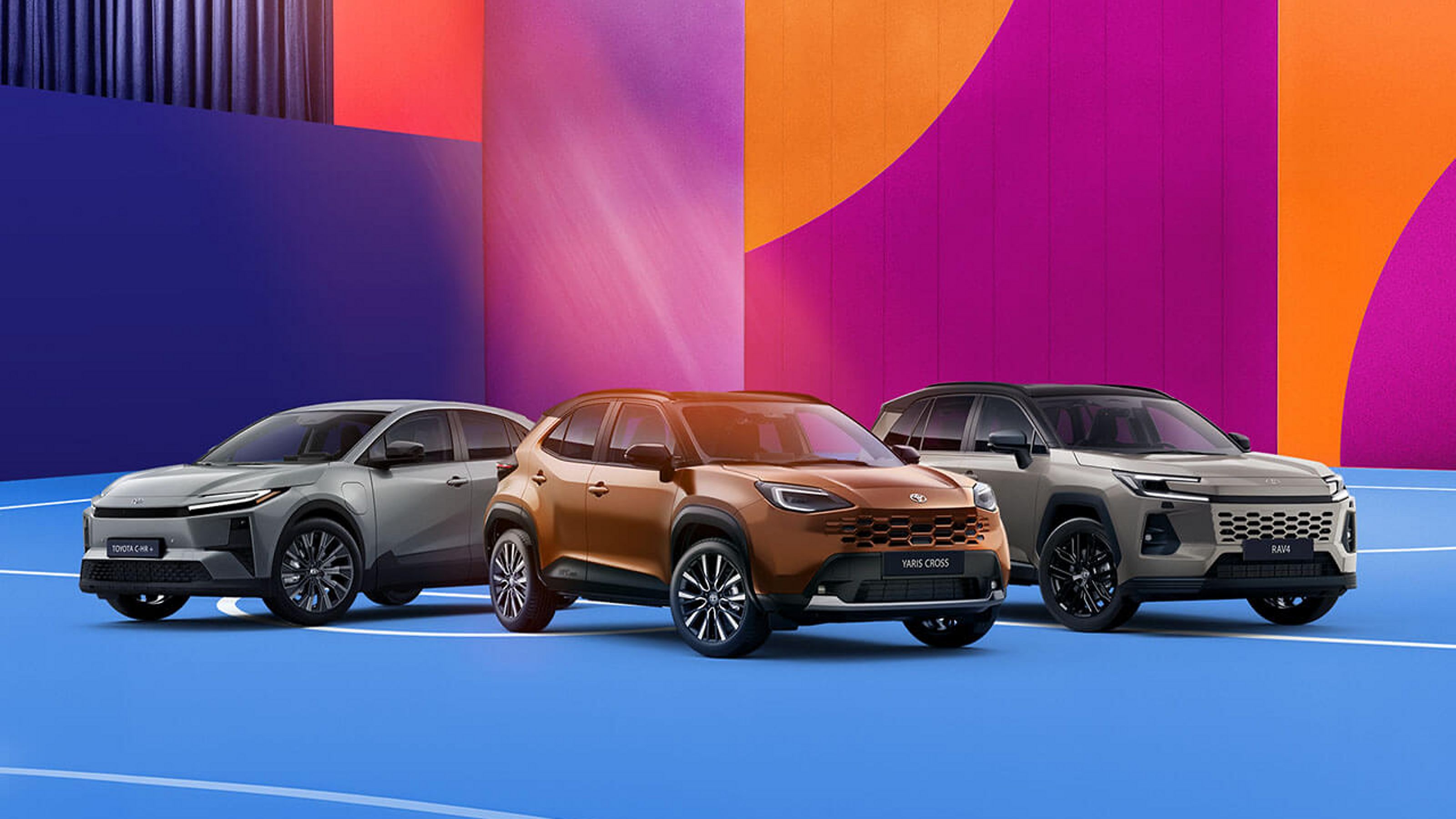 Toyota C-HR, Yaris Cross und RAV4 als SUV-Modelle in einer farbenfrohen Architekturkulisse.