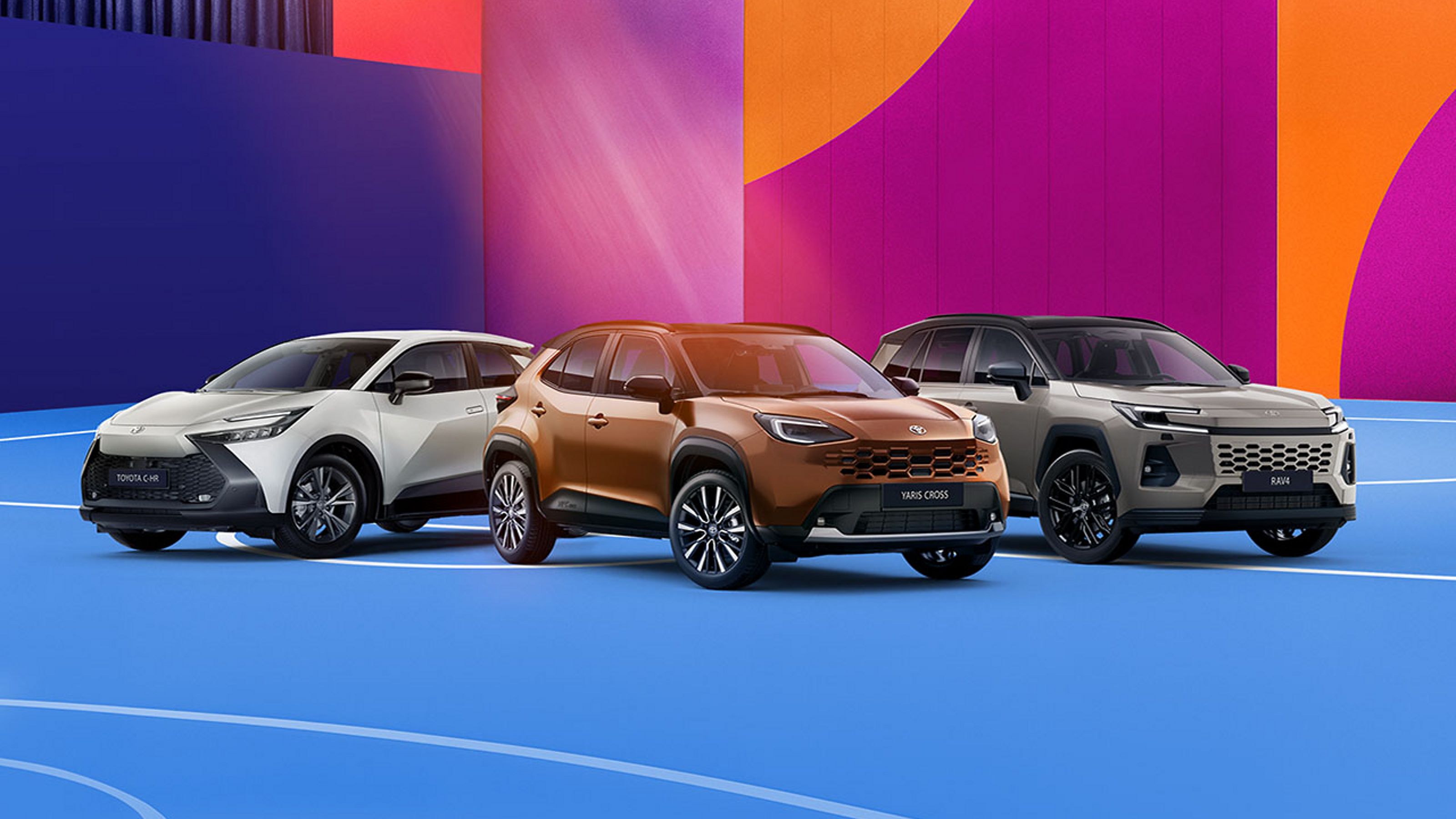 Toyota C-HR, Yaris Cross und RAV4 als SUV-Modelle in einer farbenfrohen Architekturkulisse.