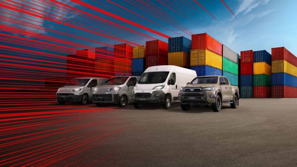 Vier Toyota Nutzfahrzeuge stehen vor einer bunten Wand aus Containern, bereit für ihre Aufgabe