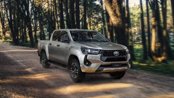 Toyota Pick-Up Truck fährt durch einen Wald